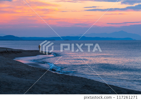 The sea at dusk 117261271