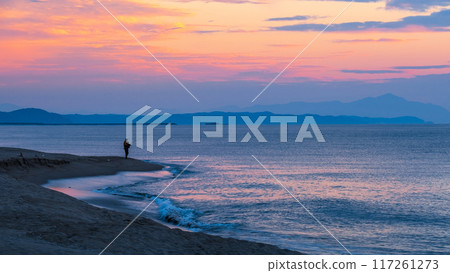 The sea at dusk 117261273