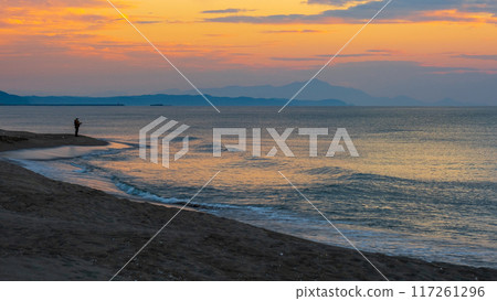 The sea at dusk 117261296