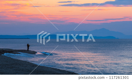 The sea at dusk 117261301