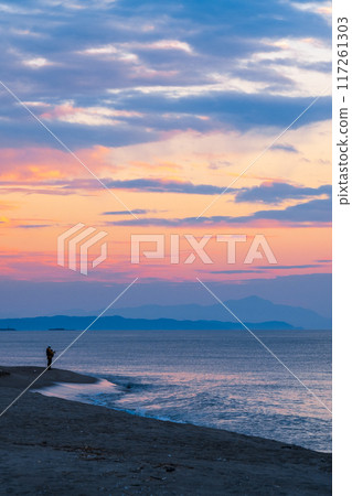 The sea at dusk 117261303