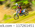 兩輪車（摩托車越野車）在陡坡上行駛 117261451