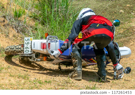 A motorcycle (off-roader) falls and causes a motorcycle to fall. 117261453