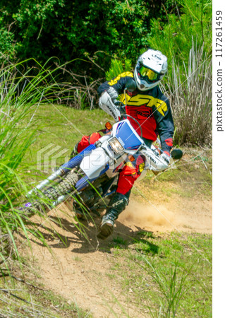 尾部滑道轉彎的兩輪車(摩托車越野車) 尾部滑道轉彎的兩輪車(摩托車越野車) 117261459