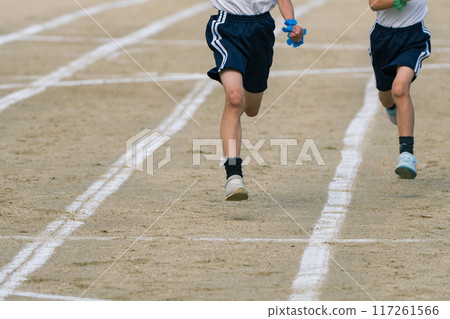 Shooting only the legs of elementary school students running hard at the sports meet Shooting only the legs of elementary school students running hard at the sports meet 117261566