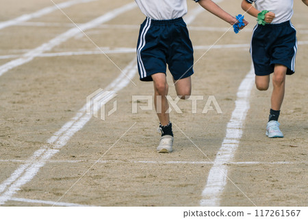 Shooting only the legs of elementary school students running hard at the sports meet Shooting only the legs of elementary school students running hard at the sports meet 117261567