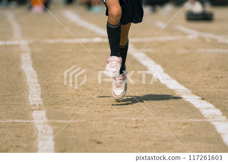 只拍攝運動會上小學生奮力奔跑的雙腿 只拍攝運動會上小學生奮力奔跑的雙腿 117261603