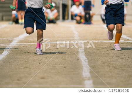 Shooting only the legs of elementary school students running hard at the sports meet Shooting only the legs of elementary school students running hard at the sports meet 117261608