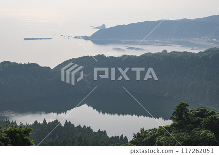 從男鹿半島八坊台眺望的二忍與日本海 從男鹿半島八坊台眺望的二忍與日本海 117262051