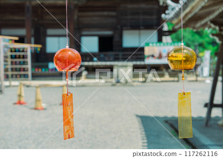 A photo of the wind chime approach to the Tendai sect's Saikyoji temple, the family temple of Akechi Mitsuhide, in Otsu City, Shiga Prefecture. 117262116