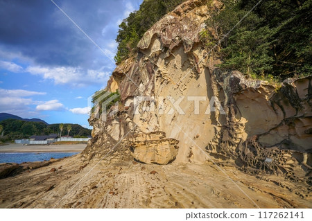 龍串海岸因風浪侵蝕而形成的奇岩怪石 117262141