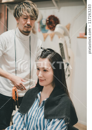 綁頭髮 梳粧 梳妝 117263283