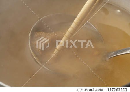 Make miso soup. Dissolve the miso. 117263555