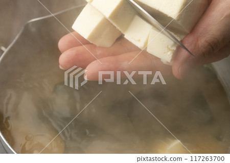 Make miso soup. Cut tofu. Add wakame seaweed. Make miso soup. Cut tofu. Add wakame seaweed. 117263700