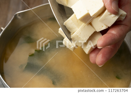 Make miso soup. Cut tofu. Add wakame seaweed. Make miso soup. Cut tofu. Add wakame seaweed. 117263704