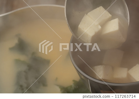味噌湯 將味噌湯與豆腐和裙帶菜一起放入碗中。 117263714