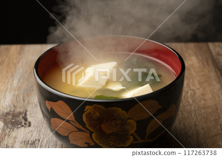 Miso soup: Tofu and wakame miso soup 117263738