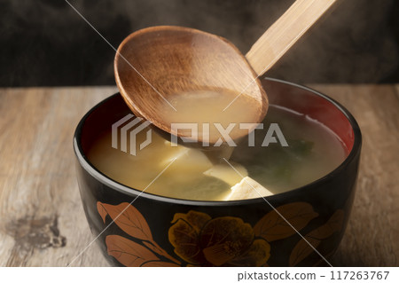 味噌湯 將味噌湯與豆腐和裙帶菜一起放入碗中。 117263767