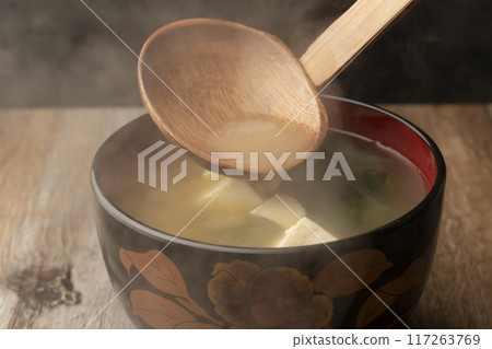 味噌湯 將味噌湯與豆腐和裙帶菜一起放入碗中。 117263769