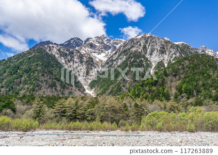 初夏攀登北阿爾卑斯山，沿著梓川左岸小路從上高地步行至明神山 117263889