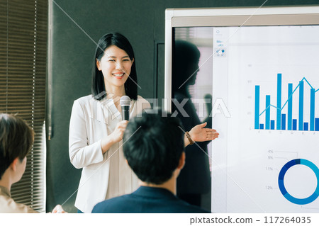 一位女士正在做演示 117264035