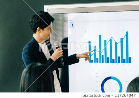 一名男子正在做演示 117264047