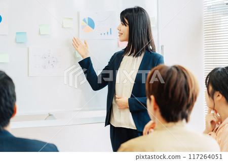 A woman giving a presentation 117264051