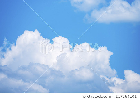 夏天的天空藍色的天空晴朗的八月天空素材 117264101