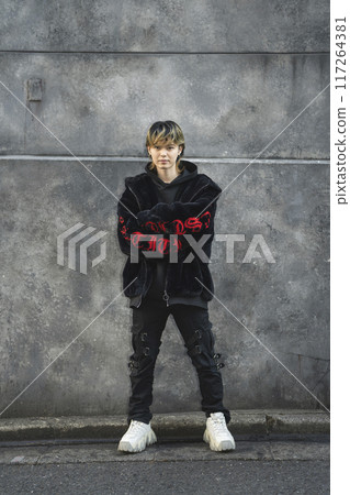 Portrait of a man in his twenties looking at the camera 117264381