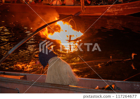 在宇治川拍攝鸕鶿捕魚,這是涼爽的夏季傳統 在宇治川拍攝鸕鶿捕魚,這是涼爽的夏季傳統 117264677