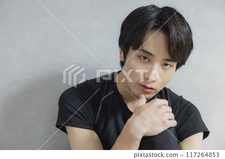 一個穿著運動服的男人 117264853