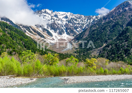 初夏的北阿爾卑斯山攀登，從上高地沿著梓川左岸小路散步，從小西平眺望奧穗高山 117265007