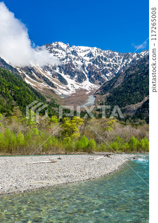 初夏的北阿爾卑斯山攀登,從上高地沿著梓川左岸小路散步,從小西平眺望奧穗高山 初夏的北阿爾卑斯山攀登,從上高地沿著梓川左岸小路散步,從小西平眺望奧穗高山 117265008