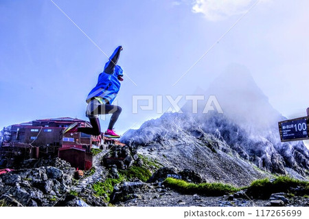以矢裡岳為背景跳躍 以矢裡岳為背景跳躍 117265699