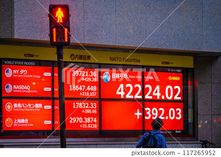 Tokyo cityscape in Japan breaks through the 42,000 yen mark for the first time. The highest price in history for three consecutive days... Stock price/closing price = 11th, Nihonbashi Kabutocho 117265952