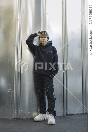 20多歲男性街頭時尚形象肖像 20多歲男性街頭時尚形象肖像 117266053