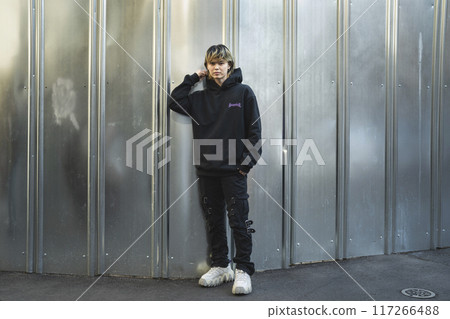 20 多歲的男子看著相機街頭時尚形象肖像 20 多歲的男子看著相機街頭時尚形象肖像 117266488