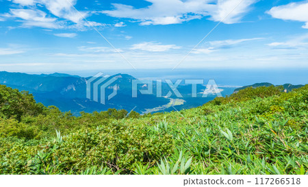 夏季攀登甘石山:從笹平眺望糸魚川 夏季攀登甘石山:從笹平眺望糸魚川 117266518