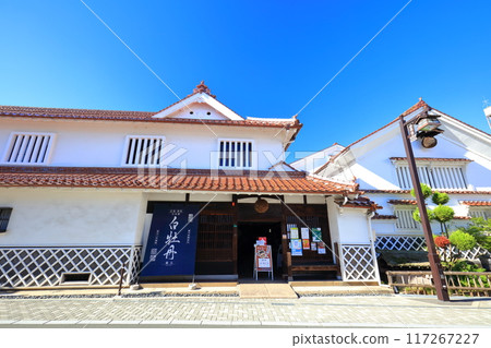 [Hiroshima Prefecture] A sunny day on Saijo Sake Brewery Street 117267227