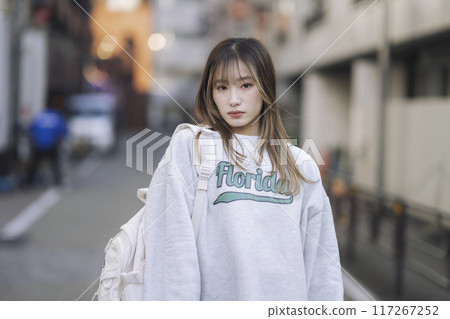 看照相機的一個少婦 看照相機的一個少婦 117267252