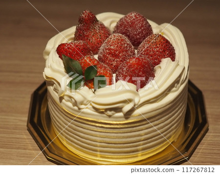 Shortcake topped with strawberries 117267812