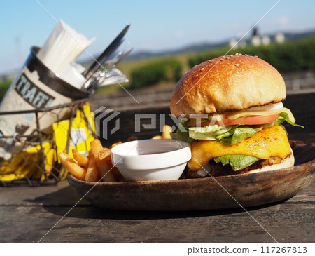 Hamburger to eat on the terrace of the cafe 117267813