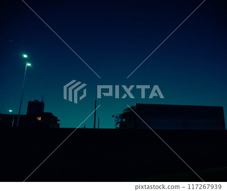 夜間行駛的卡車 117267939