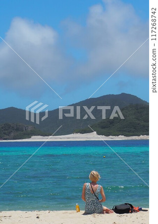 女人看著沖繩座間味島阿瑪海灘的風景 117268742