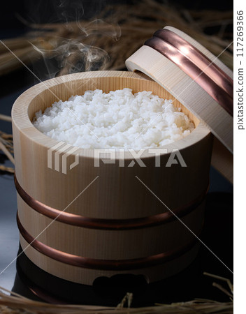 碗裡新鮮煮熟的米飯(黑色背景) 碗裡新鮮煮熟的米飯(黑色背景) 117269366