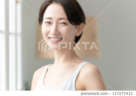 Middle-aged woman, beauty, sunshine 117271412