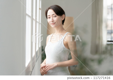 Middle-aged woman, beauty, sunshine 117271416