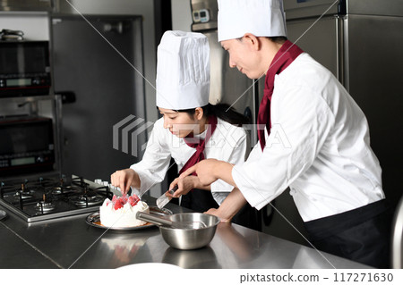 女糕點師做蛋糕和男教學 117271630