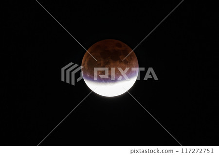 2021 年 11 月 19 日綠松石色邊緣月偏食 117272751