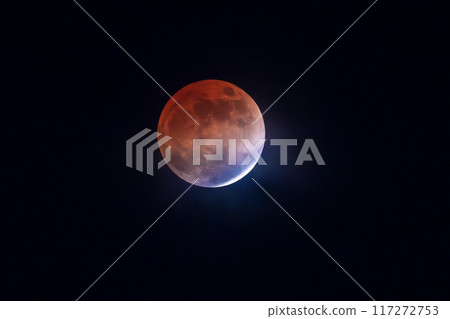 2021 年 11 月 19 日綠松石色邊緣月偏食 117272753